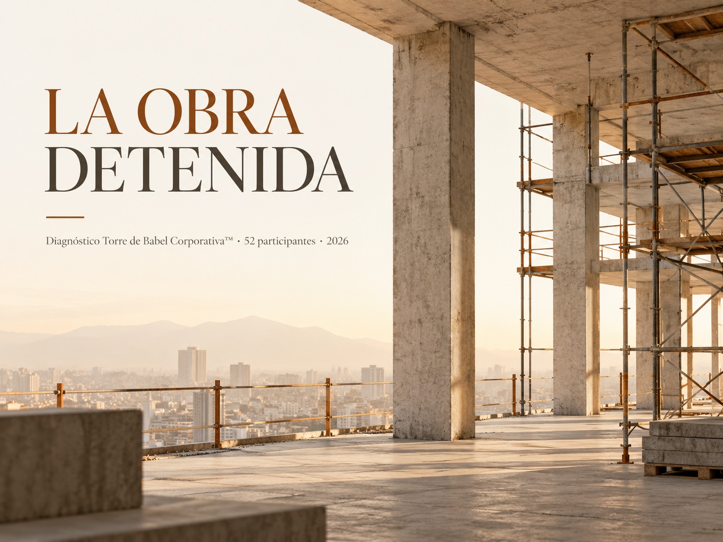 Estructura de hormigón sin terminar con andamios montados y sin operarios